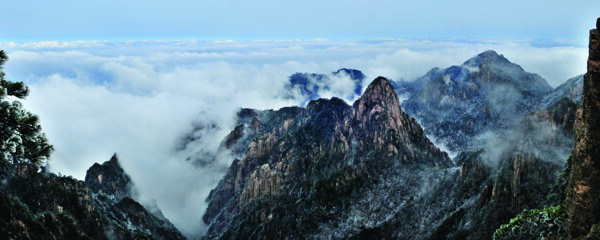 雾里山峰图片