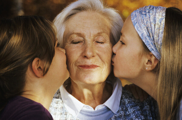 亲吻奶奶的两个小女孩图片