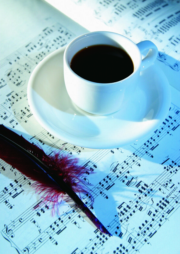 乐谱上的咖啡与羽毛图片