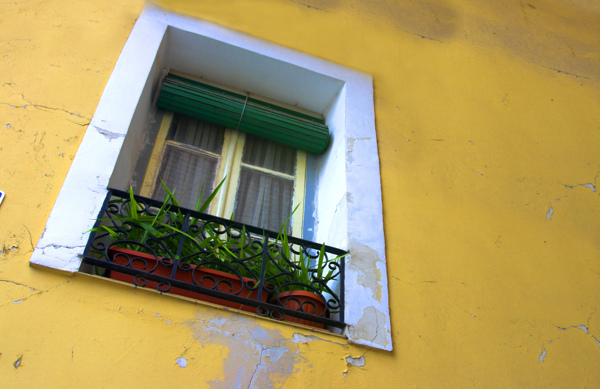 黄色别墅窗户图片