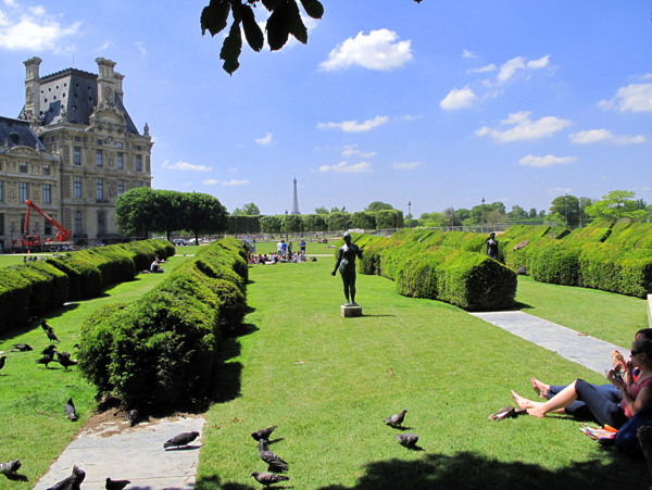 卢浮宫外草坪图片