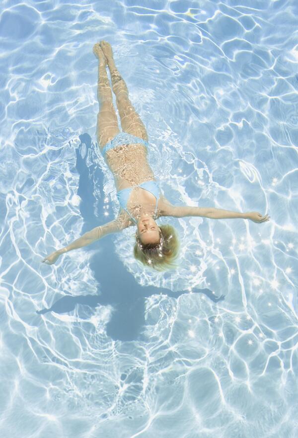 漂浮在水面上的女人图片
