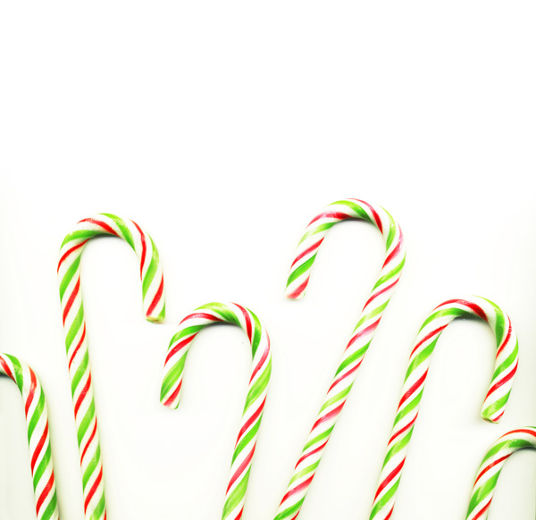 四个红色和绿色的圣诞糖果白色隔离真实照片
