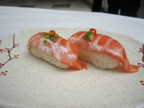 三文鱼鱼腹寿司图片