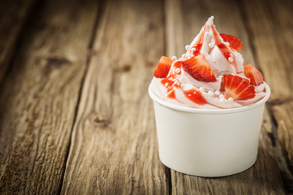 杯子中的草莓冰淇淋图片