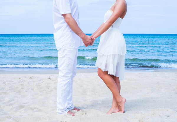 沙滩手牵手的情侣图片