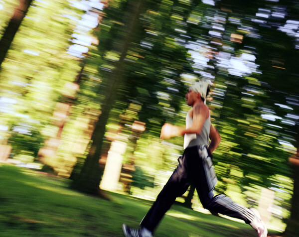树林中跑步的男人图片