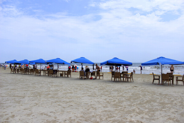 北海银滩蓝色遮阳伞图片