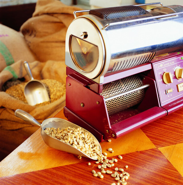 咖啡豆与咖啡机摄影图片