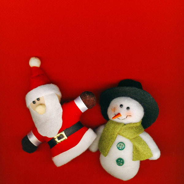 圣克劳斯和雪人在红色的圣诞背景