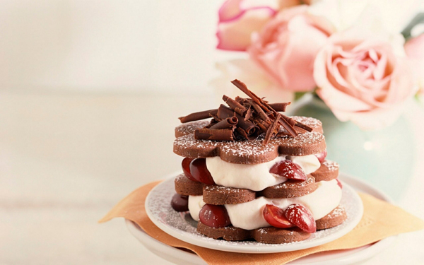 巧克力蛋糕与玫瑰花图片