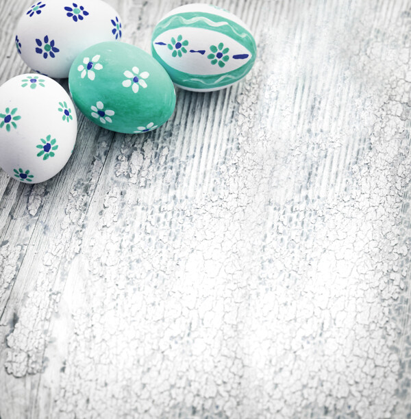 木板上的蓝色花朵彩蛋