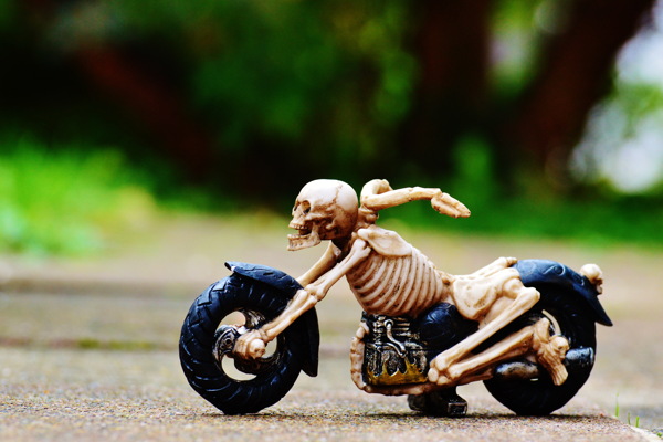 恐怖骷髅头骑摩托车图片
