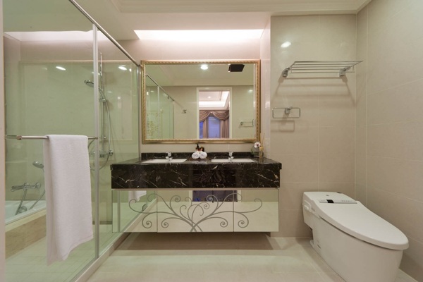 现代时尚浴室玻璃隔断室内装修效果图