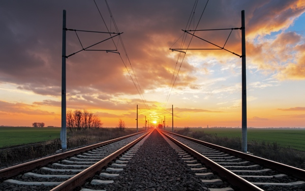 夕阳下的铁路图片