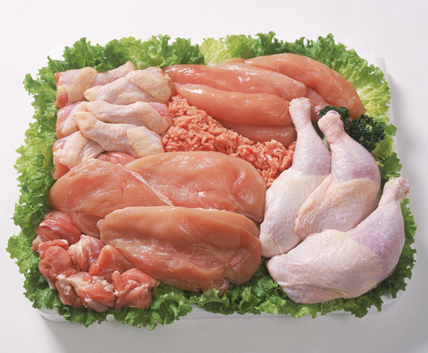 蔬菜围住的生肉图片