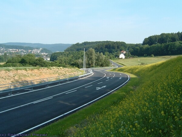 春天公路风景图片