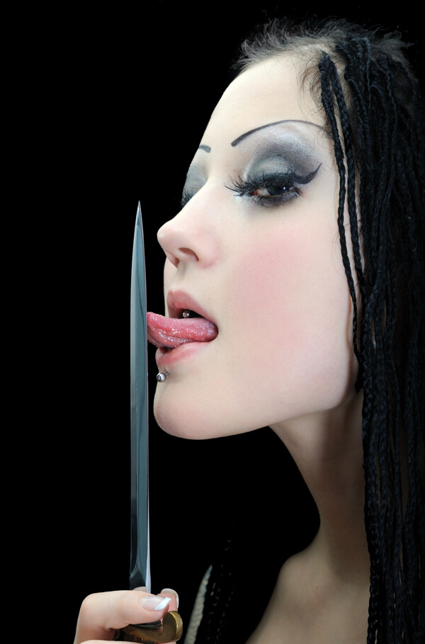 舌头舔着刀剑的女人图片