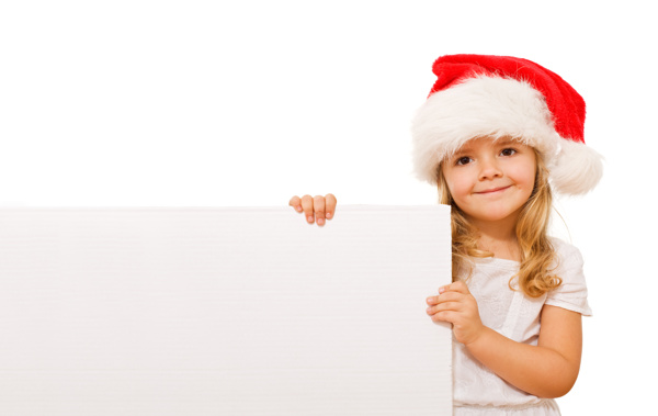 扶着空白广告牌带圣诞帽的可爱小女孩图片