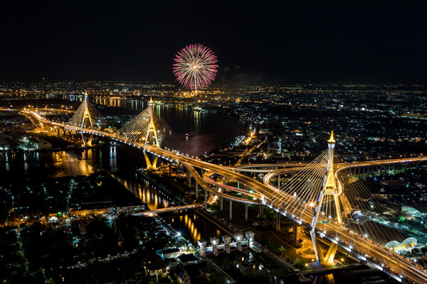 绽放的烟花天桥城市夜景图片