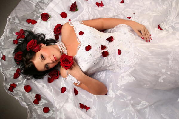 穿着白色婚纱的外国新娘和玫瑰图片