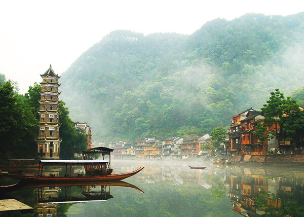 湘西凤凰风景古城青山绿水沱江游船红桥吊角楼晨景图片