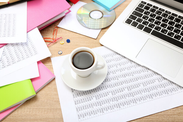 桌子上的咖啡与笔记本电脑图片