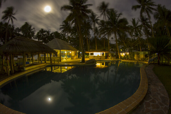 夜景游泳池