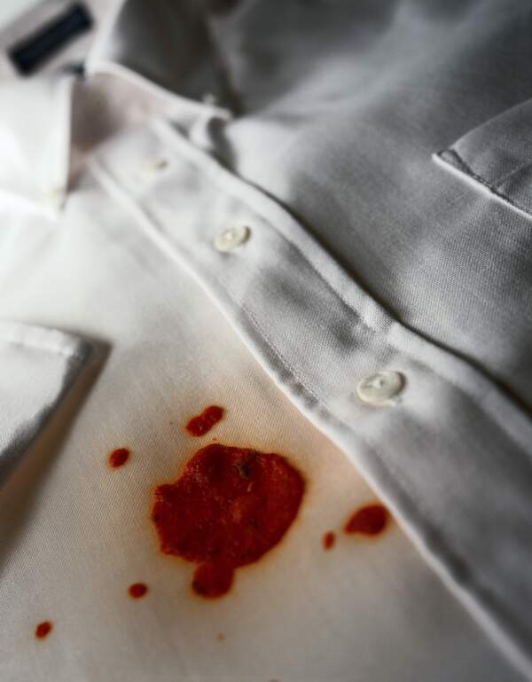 溅上了番茄酱的白衬衣