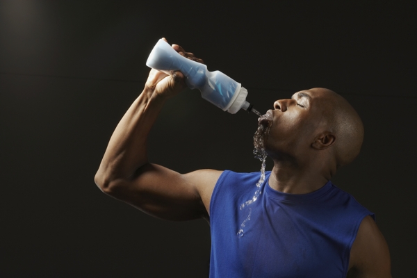 喝水的黑人男性运动员高清图片