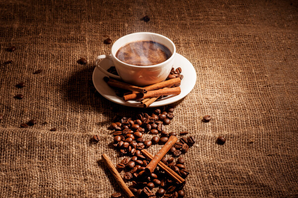 热气腾腾的咖啡与咖啡豆图片