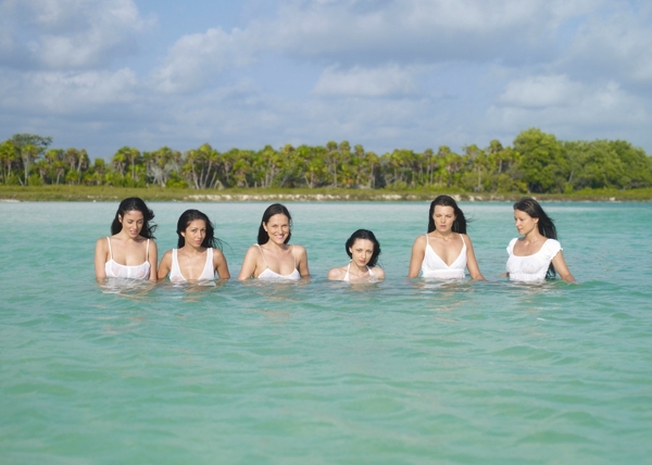 海边游泳六个女人高清大图图片