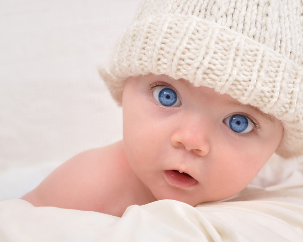 蓝色大眼睛漂亮的婴儿图片