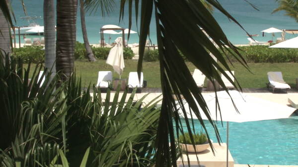 特克斯和凯科斯岛度假酒店泳池边的8股票的录像