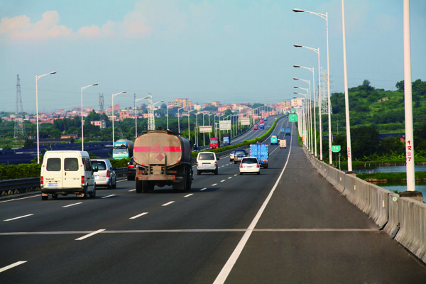 高速公路车流图片