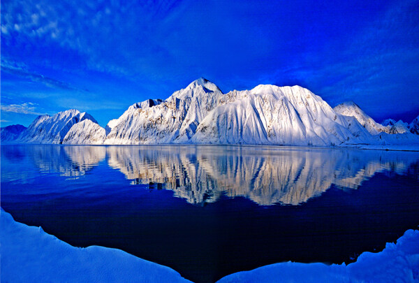 雪山湖泊图片