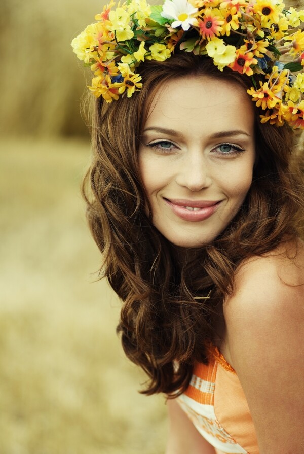 戴头花卷发造型的微笑女人图片