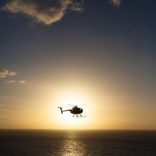 大海上的直升机图片