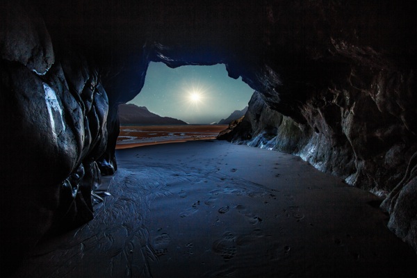 山洞夜晚悬崖月亮背景素材