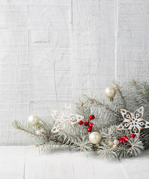 白色木板上的圣诞装饰冷杉素材
