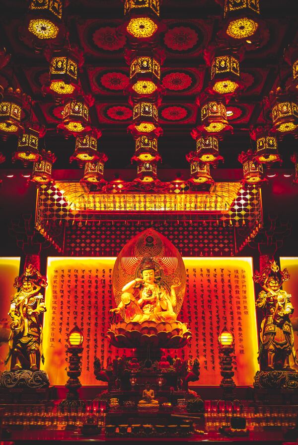 红色寺庙佛像