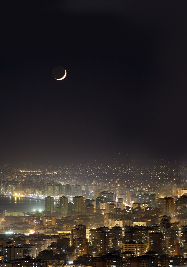 月食与城市夜景图片