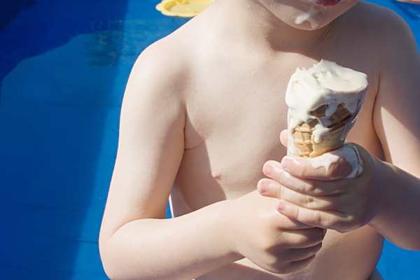 吃冰淇淋的孩子图片