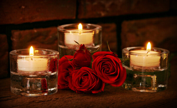 红玫瑰玻璃烛台图片