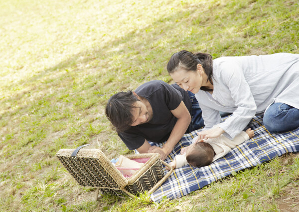 野餐中的幸福家人图片
