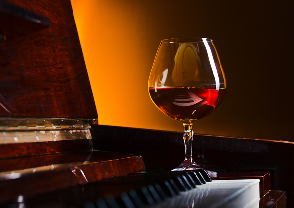 钢琴与红酒图片