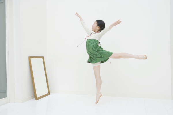 在室内跳芭蕾的小女孩图片