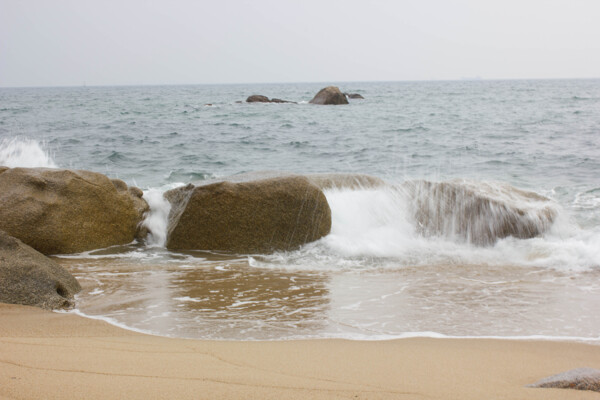 海浪击石图片