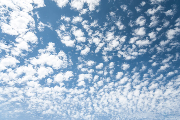 蓝天上的放射性白云
