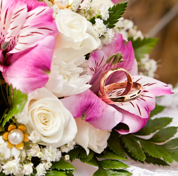 结婚戒指与花朵图片